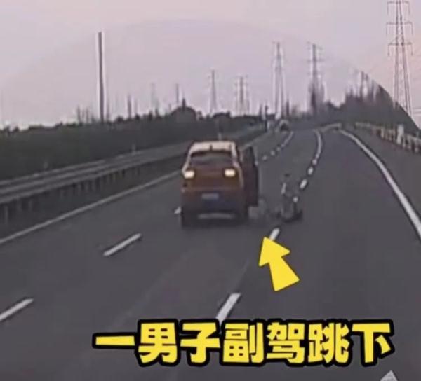 高速上一觉醒来，车在冒烟、无人驾驶！坐副驾的他，慌了也跳了！