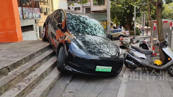柳州一特斯拉疑失控冲下台阶，多车受损，有人受伤