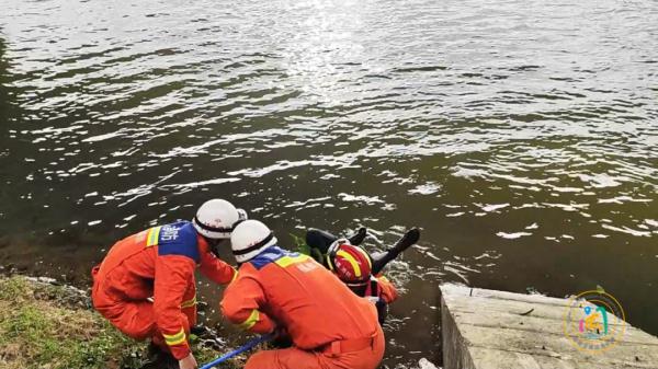 突发！福州琴亭湖一女子落水！