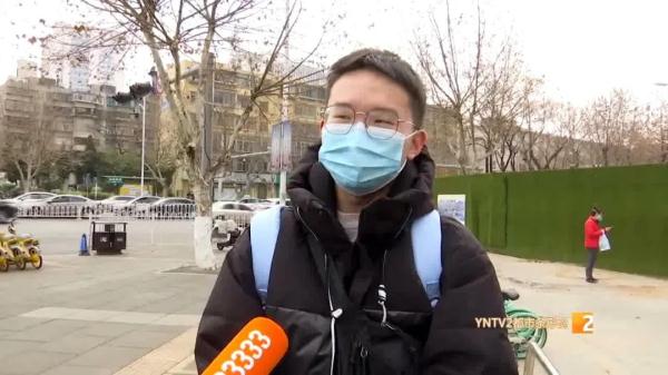 坐地铁竟然遇上仓鼠车厢内乱窜还爬脚！这是啥情况？