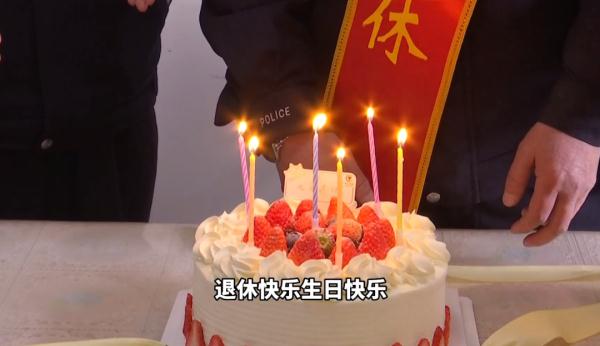 泪目！一警一犬坚守铁路小站12年，如今一起退休...