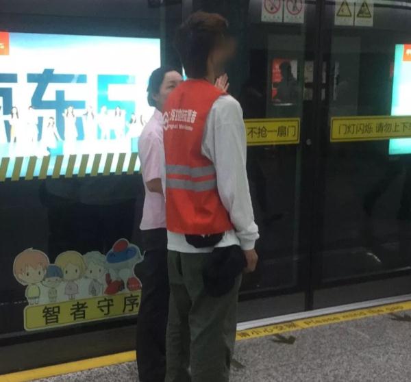 冲上热搜！上海一地铁列车被迫停运！车厢弥漫刺鼻气味…原因曝光后网友怒了