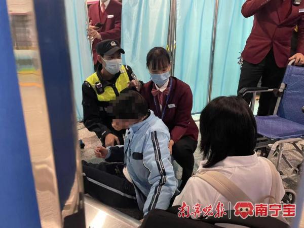 地铁内多次有人因病晕倒！南宁地铁公安提醒，安全乘车要注意这些→