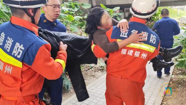 突发！福州琴亭湖一女子落水！