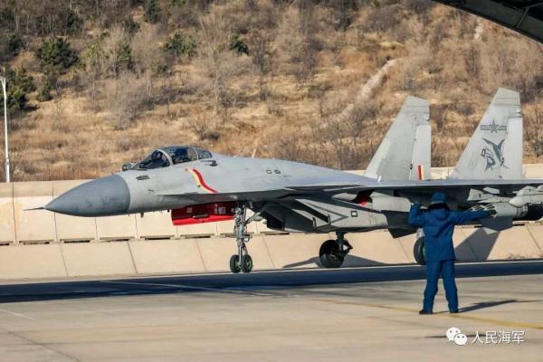歼-15舰载战斗机实弹射击，现场画面来了