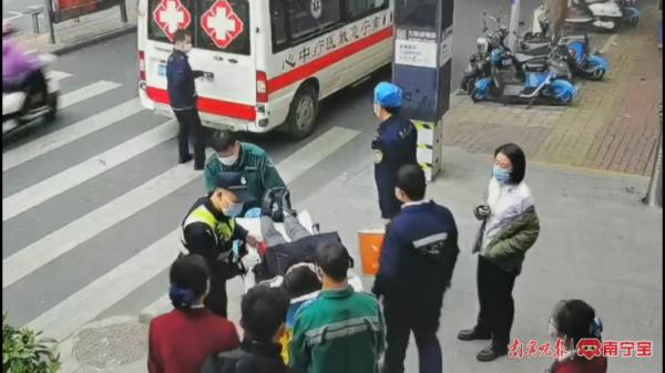 地铁内多次有人因病晕倒！南宁地铁公安提醒，安全乘车要注意这些→