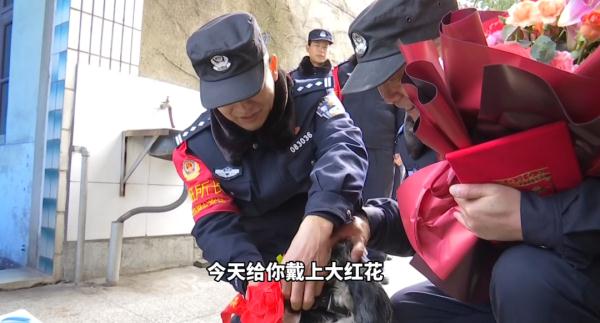 泪目！一警一犬坚守铁路小站12年，如今一起退休...