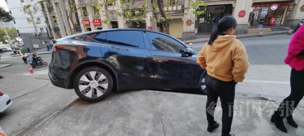 柳州一特斯拉疑失控冲下台阶，多车受损，有人受伤