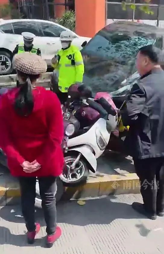 柳州一特斯拉疑失控冲下台阶，多车受损，有人受伤