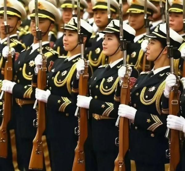 幸福账单｜退伍仪仗女兵英姿不减，游戏挑战一往无前