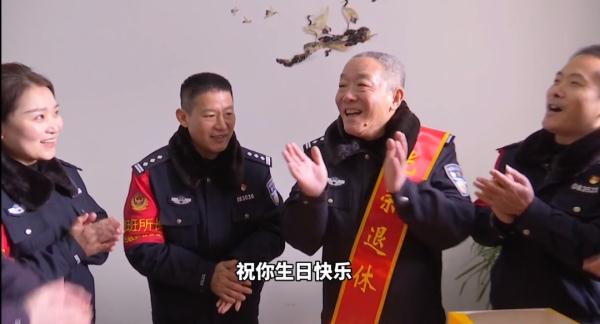 泪目！一警一犬坚守铁路小站12年，如今一起退休...