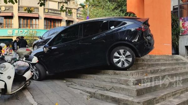 柳州一特斯拉疑失控冲下台阶，多车受损，有人受伤