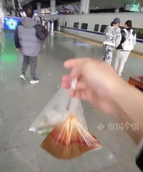 爆红！柳州螺蛳粉可打包带上火车飞机？网友分享“秘诀”！