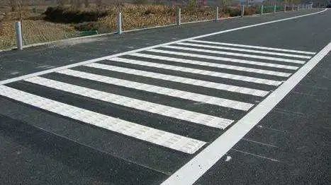 这种“鱼骨线”能变道吗？原来……