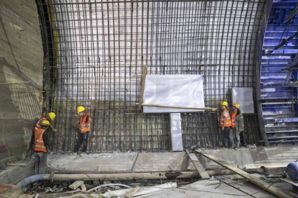 渝湘复线高速公路首座长大隧道顺利贯通