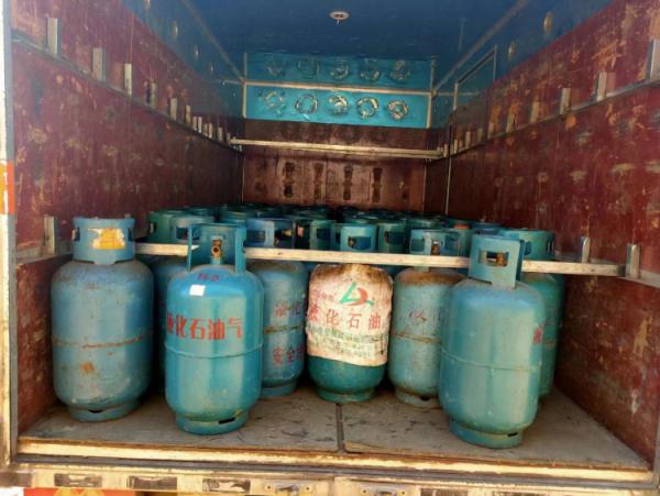 报废车、过期罐……被查男子向民警保证:“虽然违法,但爆炸不可能!” 报废车、过期罐……被查男子向民警保证:“虽然违法,但爆炸不可能!”