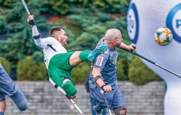 只有一条腿的他，拿到了国际足联年度最佳进球奖