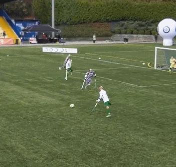 波兰残疾球员奥列克西获得FIFA普斯卡什奖