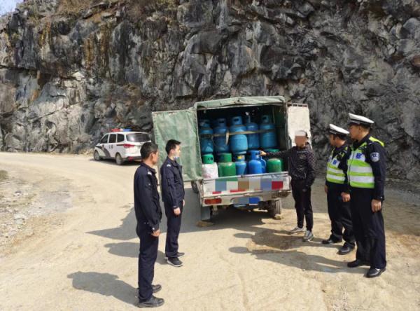 报废车、过期罐……被查男子向民警保证:“虽然违法,但爆炸不可能!” 报废车、过期罐……被查男子向民警保证:“虽然违法,但爆炸不可能!”