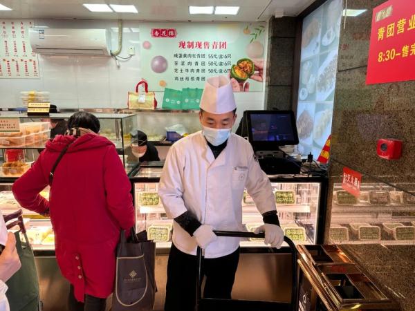满满“春天的味道”，沪上“青团季”提前到来，你最爱的口味是哪一种？