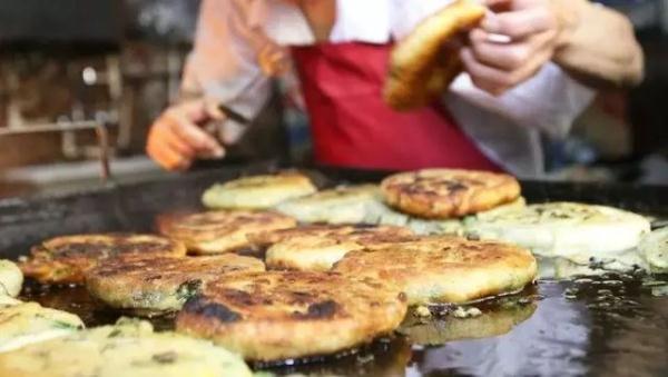 “阿大葱油饼”重开了？还涨价了？网友：看到这2个字秒懂；更耐人寻味的是…