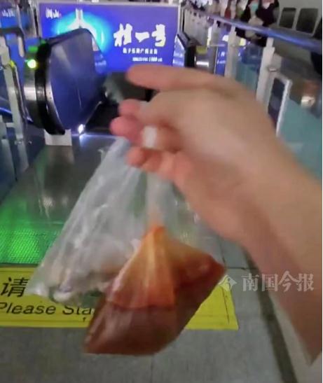 爆红！柳州螺蛳粉可打包带上火车飞机？网友分享“秘诀”！