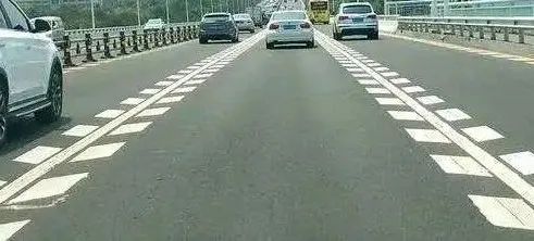 这种“鱼骨线”能变道吗？原来……