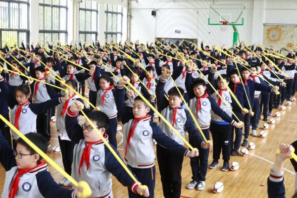 南京“后排男孩”火了！
