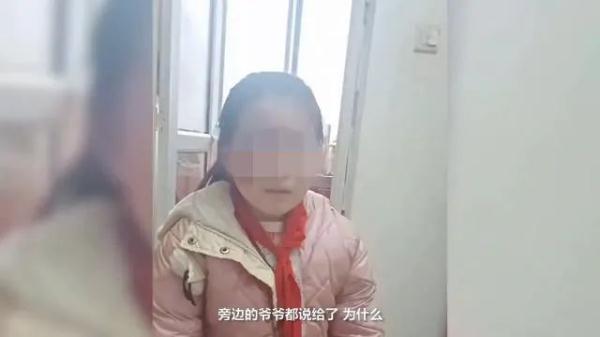 小女孩因被老板误会没付款委屈大哭，这位长沙妈妈的做法全网点赞！
