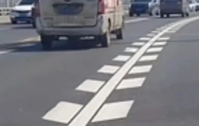 这种“鱼骨线”能变道吗？原来……