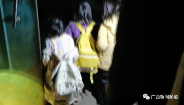 “收拾行李去找妈妈”……仨女孩深夜离家出走,最小只有5岁 “收拾行李去找妈妈”……仨女孩深夜离家出走,最小只有5岁