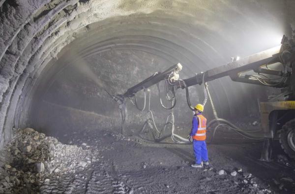 渝湘复线高速公路首座长大隧道顺利贯通