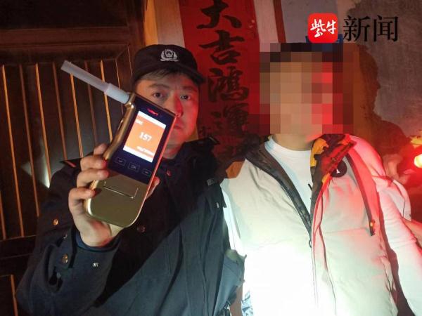 凌晨接到女朋友约会电话，他迫不及待醉驾上路