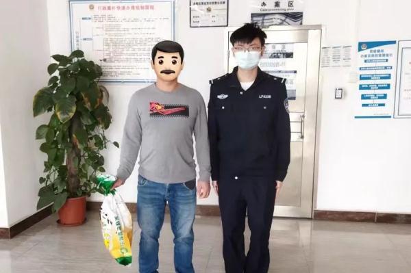 南海一街坊在公园散步时，居然“捡”到呆萌猛禽？