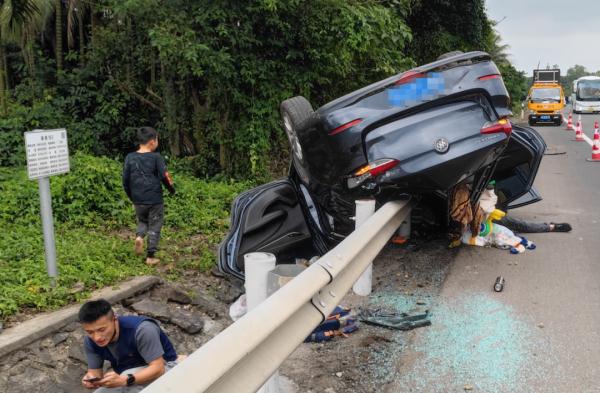高速翻车,一家五口被困,幸亏有他…… 高速翻车,一家五口被困,幸亏有他……