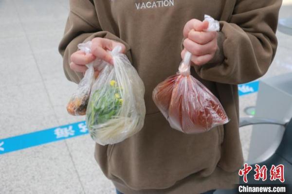 游客热衷打包螺蛳粉上动车 柳州火车站回应