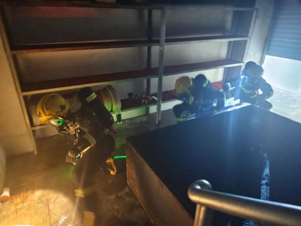 高速翻车,一家五口被困,幸亏有他…… 高速翻车,一家五口被困,幸亏有他……