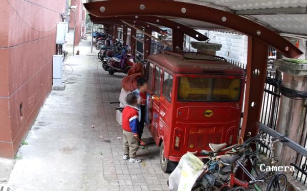 顽童玩火烧车,监控拍下全程! 顽童玩火烧车,监控拍下全程!