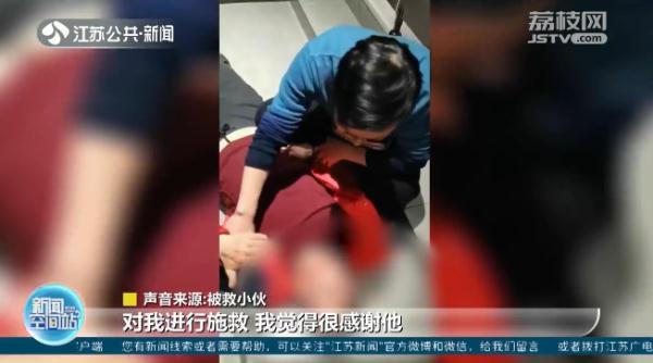 “有人晕倒了！”他冲上前按压超千次成功抢救，却忘了自己的腰……