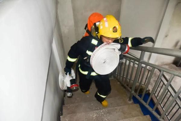 高速翻车,一家五口被困,幸亏有他…… 高速翻车,一家五口被困,幸亏有他……