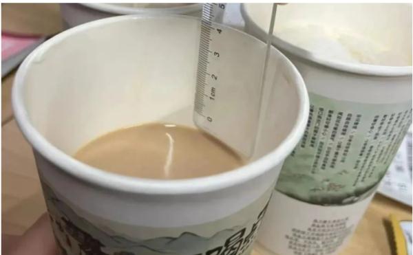 满杯奶茶还没喝，一半就没了！知名品牌回应