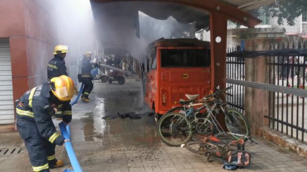 顽童玩火烧车,监控拍下全程! 顽童玩火烧车,监控拍下全程!