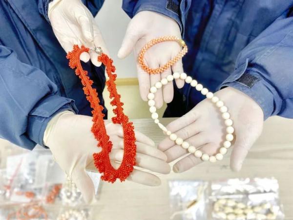 红的是红珊瑚，白的是象牙，拦的是你