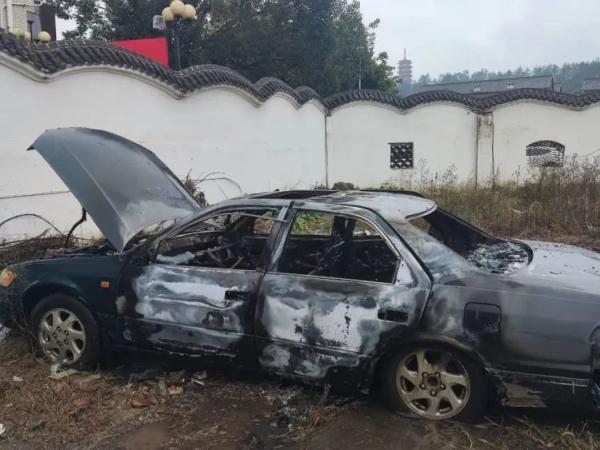 顽童玩火烧车,监控拍下全程! 顽童玩火烧车,监控拍下全程!