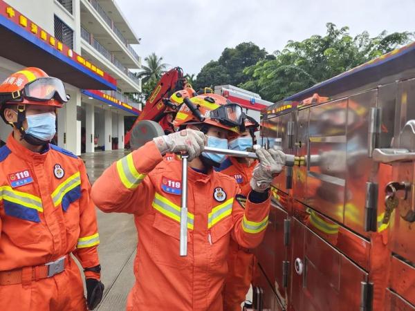 高速翻车,一家五口被困,幸亏有他…… 高速翻车,一家五口被困,幸亏有他……