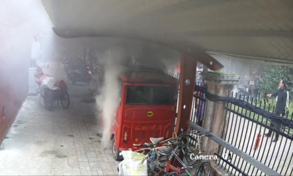 顽童玩火烧车,监控拍下全程! 顽童玩火烧车,监控拍下全程!