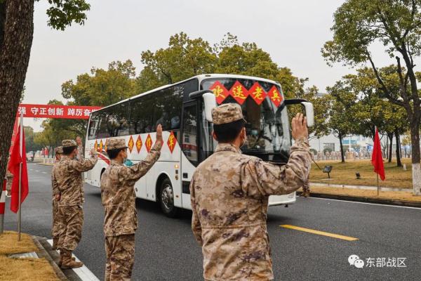 敬礼!送老兵! 敬礼!送老兵!