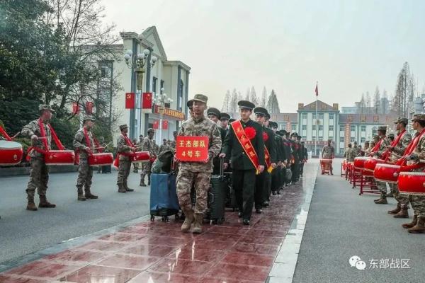 敬礼!送老兵! 敬礼!送老兵!