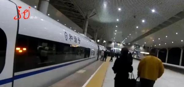 价值169万!女子乘车携带40根金条 价值169万!女子乘车携带40根金条