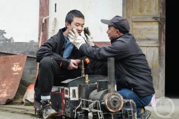 重庆一父亲为自闭症孩子造蒸汽火车